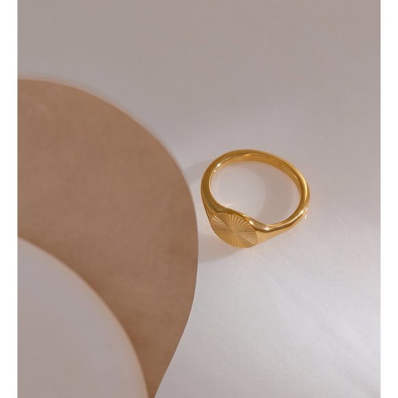 ^NEW 18K Gold Plated Round Textured Signet Coin Ring - Picture 2 of 7